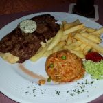 382. Lustger Bosniak Rumpsteak gefüllt mit Käse und Schinken, dazu Djuwetschreis und Pommes frites 15,90 €