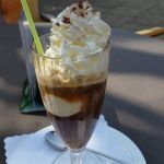 450. Eiskafee mit Sahne 4,20 €