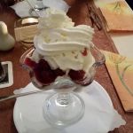 454. Vanilleeisbecher 5,40 € 454. Vanilleeisbecher mit Sauerkirschen und Sahne 5,40 €